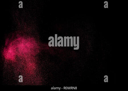 Abstrakt rot und rosa Farbe Holi. Abstrakt rot und rosa Pulver Explosion auf schwarzen Hintergrund. Stockfoto