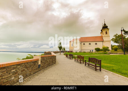 Tihany, Ungarn - Luftbild der berühmten Benediktinerabtei Tihany (Abtei Tihany) mit schönen coloruful Balaton und Dramatischer Himmel Stockfoto