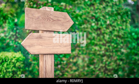 Holz- Schilder im Wald Richtung, closeup Holz- Pfeile, die verschiedene Richtungen Stockfoto
