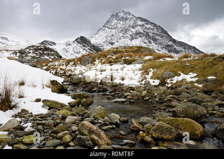 Tryfan ist ein Berg in den Glyderau im Snowdonia National Park, Wales. Es sieht auf der Ogwen Valley, Stockfoto