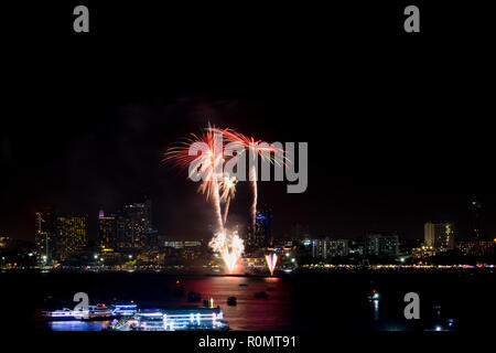Feuerwerk erforscht über Stadtbild in der Nacht im Hafen im Pattaya. Urlaub festliche Feier Hintergrund Stockfoto