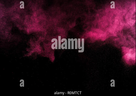 Abstrakt rot und rosa Farbe Holi. Abstrakt rot und rosa Pulver Explosion auf schwarzen Hintergrund. Stockfoto