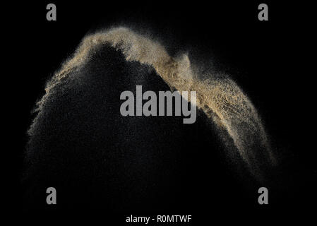 Sandy Explosion auf schwarzen Hintergrund isoliert. Abstrakte Partikel cloud. Textur Element für Design. Stockfoto