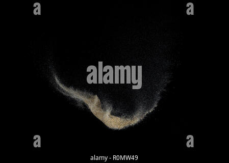 Sandy Explosion auf schwarzen Hintergrund isoliert. Abstrakte Partikel cloud. Textur Element für Design. Stockfoto