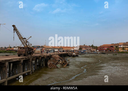 Bissau, Republik Guinea-Bissau - Februar 5, 2018: die Menschen im Hafen von Bissau melden in der Stadt Bissau, Guinea-Bissau, Westafrika Stockfoto