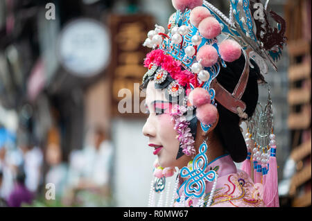 Chongqing, China - 13. Juni 2018: Frau mit chinesischen Oper traditionelle Kleidung und Make-up in CiQiKou touristischen Straße Stockfoto