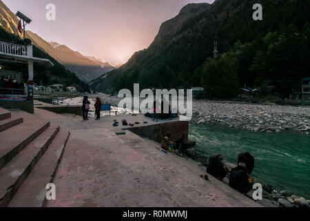 Sonnenaufgang am Gangotri Tempel Ghat - Uttrakhand Stockfoto