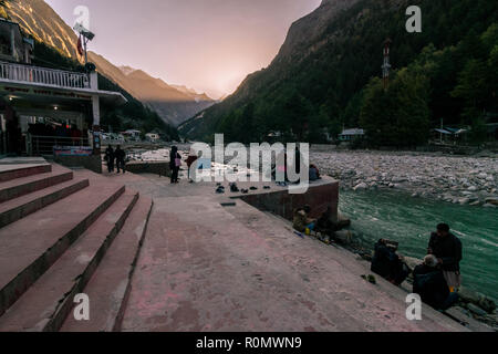 Sonnenaufgang am Gangotri Tempel Ghat - Uttrakhand Stockfoto