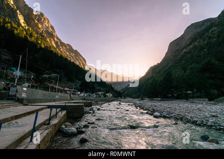 Sonnenaufgang am Gangotri Tempel Ghat - Uttrakhand Stockfoto