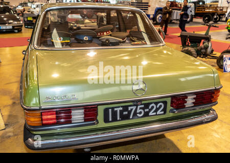Hüte im Fenster auf der Rückseite eines alten Mercedes, Classic Auto, Caldas da Rainha, Portugal Stockfoto
