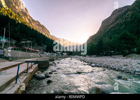 Sonnenaufgang am Gangotri Tempel Ghat - Uttrakhand Stockfoto