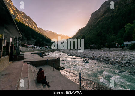 Sonnenaufgang am Gangotri Tempel Ghat - Uttrakhand Stockfoto