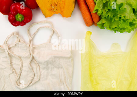 Null Abfall Konzept. Gewebten Beutel vs Plastiktüten. Stockfoto