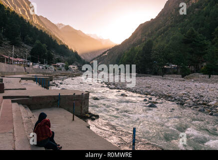 Sonnenaufgang am Gangotri Tempel Ghat - Uttrakhand Stockfoto