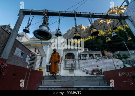Gangotri, Uttrakhand, Indien - 9. Oktober 2018: Sonnenaufgang am Gangotri Tempel Ghat - Uttrakhand Stockfoto