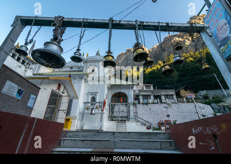 Sonnenaufgang am Gangotri Tempel Ghat - Uttrakhand Stockfoto