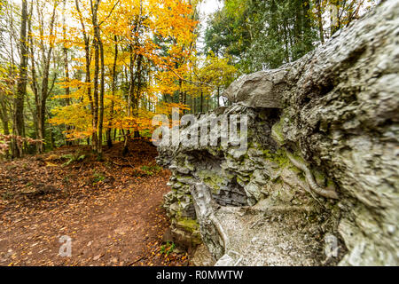 Echo - von Annie Cattrell. Eine der Arbeiten der Skulptur für Wald von Dean Skulpturenweg, Gloucestershire. UK. Stockfoto