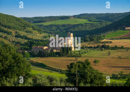 Abtei von Sant Antimo in der toskanischen Landschaft in der Nähe von Montalcino Stockfoto