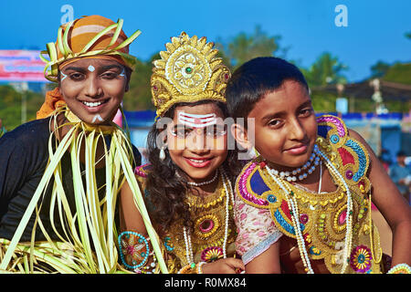 Kinder in Mangalore (Mangaluru), Karnataka, Südindien, verwenden ein politisches Ereignis als Vorwand, um sich in historisch inspirierten schicken Kleidern zu verkleiden Stockfoto