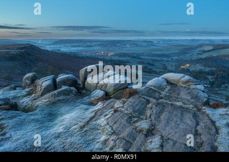 Curbar Kante in die blaue Stunde an einem frostigen Morgen im Herbst mit Blick auf das Derwent Valley. Stockfoto