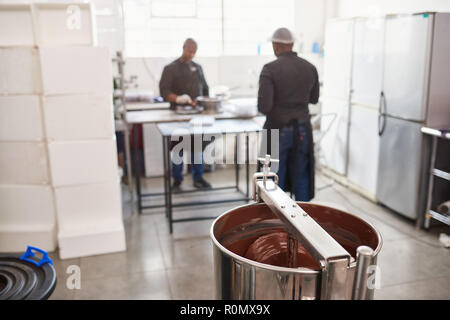 Arbeitnehmer Zutaten vorbereiten in einem Schokolade Fabrik Stockfoto