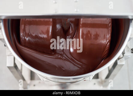 Geschmolzene Schokolade in einem Edelstahl Mixer gemischt Stockfoto