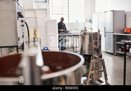Arbeitnehmer vorbereiten Zutaten in einem handwerklichen Schokolade Fabrik Stockfoto