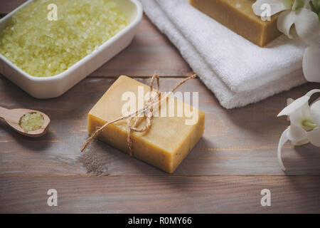 Natürliche handgemachte Seife und Orchidee auf weißem Hintergrund Stockfoto