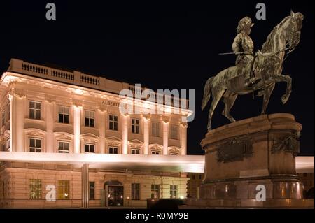 Wien, Albertina und Erzherzog-Albrecht-Denkmal, im Hintergrund Soravia Wing (Vordach) Stockfoto