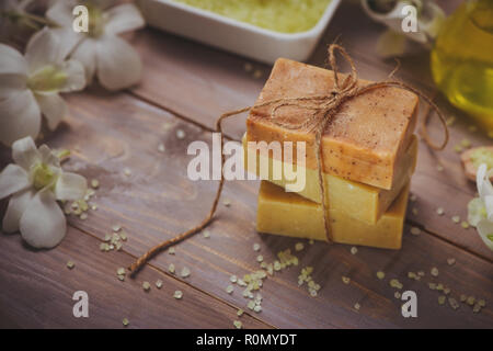 Natürliche handgemachte Seife und Orchidee auf weißem Hintergrund Stockfoto