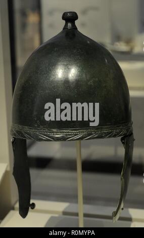 Casco tipo Montefortino entfernt. Bronce. Cultura centroeuropea noritálica y. Siglos IV-II ein. C. Procedente del Cerro de La Horca, Toya (Glockengeläut de Becerro, Provincia de Jaén, Andalusien). Museo Arqueológico Nacional. Madrid. España. Stockfoto