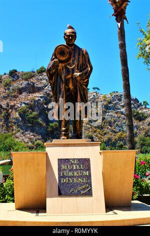 Dalyan, Türkei - 7. Juli 2018: Statue in Dalyan Stadt von Mustafa Kemal Atatürk, der erste Präsident und Gründer der Republik Türkei. Stockfoto