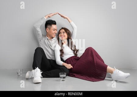 Junge asiatische adult paar sitzt auf Flor Planung neue Wohndesign. Stockfoto