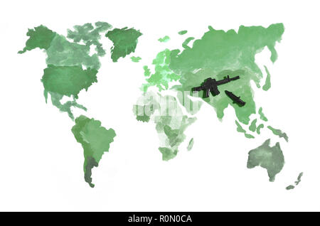 Die Weltkarte ist mit farbigen Aquarellfarben auf weißem Papier mit der Teilnahme von einem schwarzen Spielzeug Pistole und einem Messer. Das Konzept der militärischen Ope Stockfoto