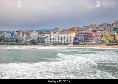 Sozopol, Bulgarien. Häuser am Meer an einem stürmischen Tag. Stockfoto