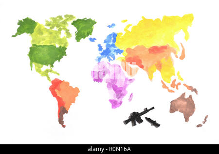 Die Weltkarte ist mit farbigen Aquarellfarben auf weißem Papier mit der Teilnahme von einem schwarzen Spielzeug Pistole und einem Messer. Das Konzept der militärischen Ope Stockfoto
