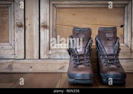 Ein paar Leder Wanderschuhe auf einem Holzboden. Stockfoto