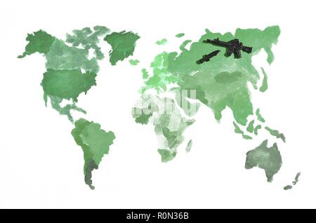 Die Weltkarte ist mit farbigen Aquarellfarben auf weißem Papier mit der Teilnahme von einem schwarzen Spielzeug Pistole und einem Messer. Das Konzept der militärischen Ope Stockfoto