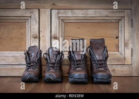 Zwei Paare aus Leder Wanderschuhe auf einem Holzboden. Stockfoto