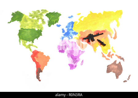 Die Weltkarte ist mit farbigen Aquarellfarben auf weißem Papier mit der Teilnahme von einem schwarzen Spielzeug Pistole und einem Messer. Das Konzept der militärischen Ope Stockfoto
