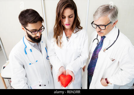 Gruppe von Ärzten mit einem Symbol Herz in der Hand Stockfoto