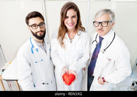 Gruppe von Ärzten mit einem Symbol Herz in der Hand Stockfoto