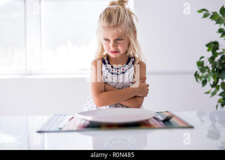 Ein wütendes Mädchen warten auf das Abendessen Stockfoto