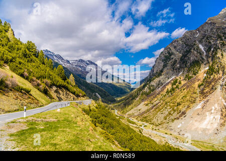 Mountain River in den Alpen mit Schnee bedeckt, Fluelapass, Zernez, Graubünden, Schweiz Stockfoto