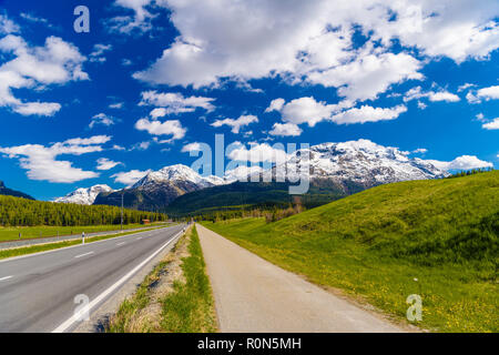 Straße mit Alpen, Samedan, Maloja Graubünden Schweiz Stockfoto