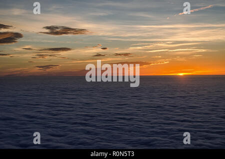 Sonne im Meer der Wolken mit schönen und bunten Himmel über Stockfoto