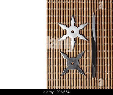 Closeup Ninja Stern Shurikens werfen mit Spikes auf Holz- Hintergrund, Kopieren Raum Stockfoto