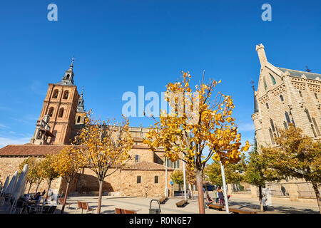 Blick auf die Kathedrale Santa Maria aus der Eduardo de Castro Square in Astorga, Jakobsweg, Leon, Spanien Stockfoto