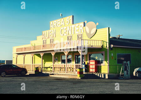 Amargosa Valley, Nevada, United States - 26. Oktober 2017: Area 51 Alien Center Shop und Tankstelle Stockfoto