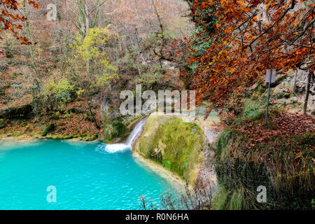 Türkisblaues Wasser in der Quelle der Urederra River Nationalpark Urbasa-Andia, Baquedano, Navarra, Spanien, Europa Stockfoto